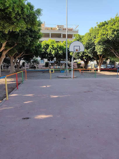 Parque infantil y cancha baloncesto